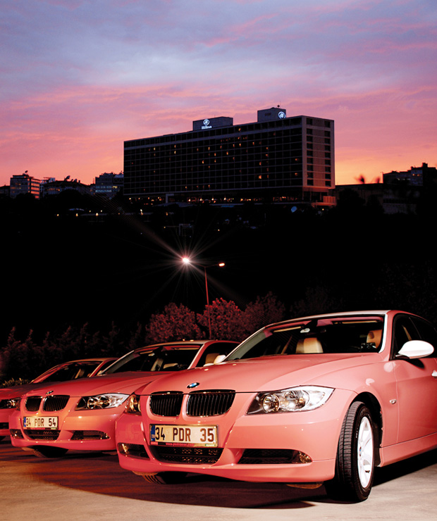 Блестящие, гламурные BMW переливаются в розовых лучах заходящего восточного солнца...