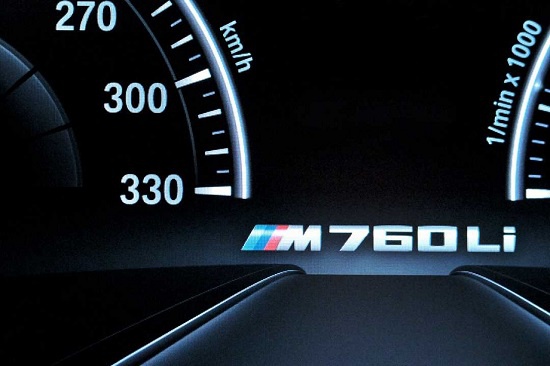 Новый BMW M760Li xDrive в Пеликан-Праймари