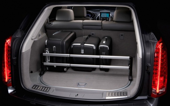 Багажный отсек нового Cadillac SRX скромнее, чем у предшественника, но его объем при сложенном заднем диване увеличивается с 844 до 1730 л. Пятая дверь оснащается электроприводом в обоих комплетациях.