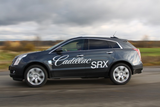 Cadillac SRX отнюдь не пуляет с места при старте, однако, набрав скорость, чувствует себя вполне хорошо.