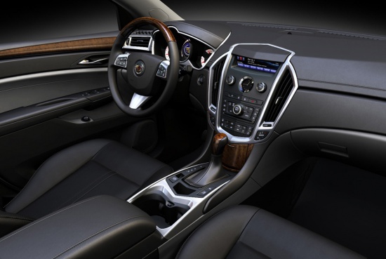 Кожаный салон — непременный атрибут автомобиля премиум-класса - полагается Cadillac SRX уже в базовой версии. А вот отделка деревом для исполнения Base числится в списке опций.