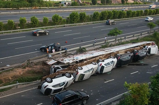 В Китае разбили автовоз с 11 люксовыми автомобилями