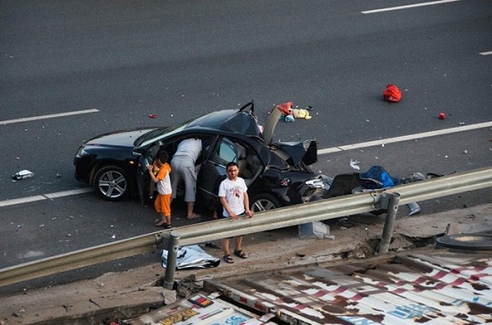 В Китае разбили автовоз с 11 люксовыми автомобилями