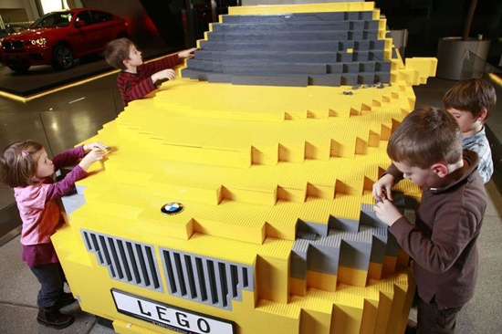 Дети собрали BMW X1 из LEGO