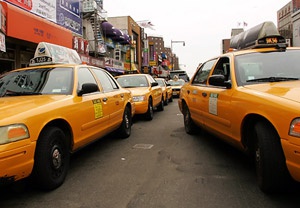 Таксист вернул пассажирке потерянные  000