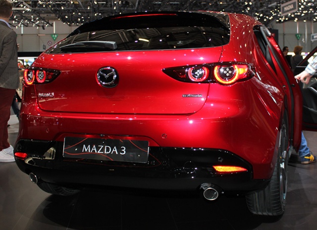 Mazda 3 2019 хетчбек сзади