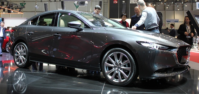 Серый седан Mazda 3