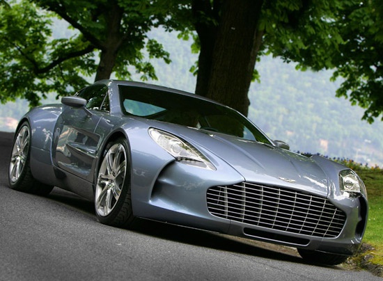 Миллиардер купил 10 одинаковых Aston Martin