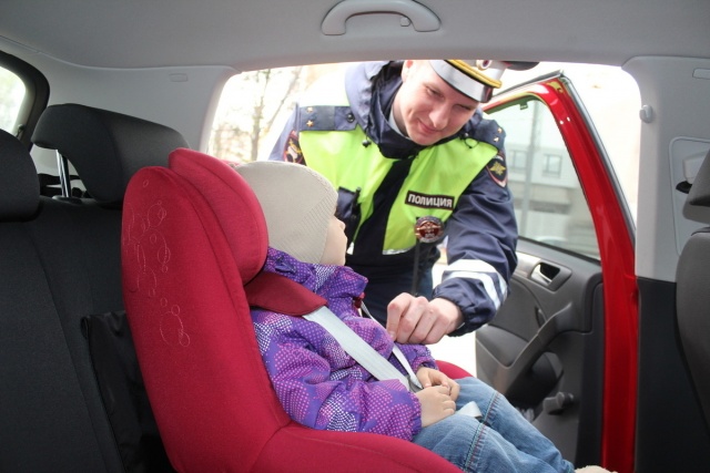Инспекторы бдительно следят за безопасностью детей в машине