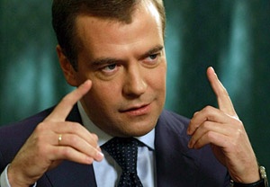 Медведев не пристегивается за рулем?