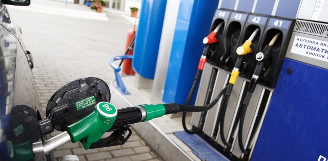 Российская автозаправочная станция предлагает топливо по цене ниже доллара за литр