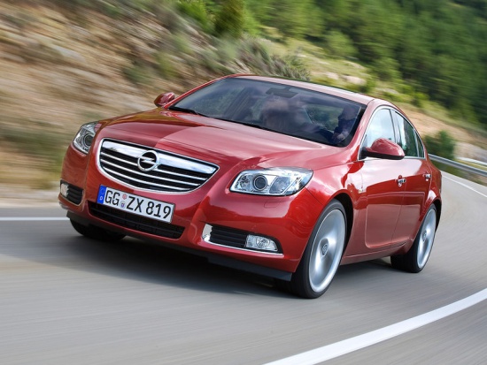 Opel Insignia сможет распознавать дорожные знаки