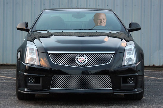 Дэниел Акерсон за рулем Cadillac CTS.