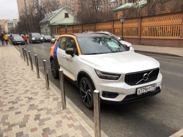 Всего в «Яндекс.Драйв» одновременно доступно 50 автомобилей Volvo XC40