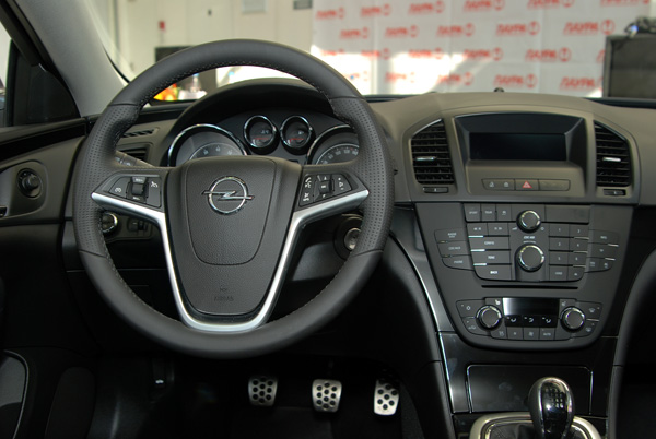 По концепции интерьер напоминает родственный Cadillac CTS, а россыпь кнопок на центральной консоли - вполне в духе Audi.