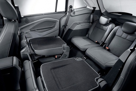 В комплект стандартного оборудования Ford Grand C-Max третий ряд сидений не входит, но их можно приобрести в качестве дополнительной опции за 23.900 рублей.