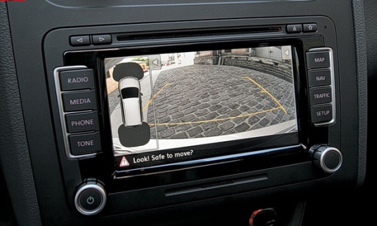Для всех версий нового Volkswagen Touran предусмотрен как обычный звуковой парктроник с индикацией расстояния на дисплее радио или навигационной системы, так и камера заднего вида Rear Assist и даже автоматический парковщик «ParkAssist» (индикация действий которого возможна только при заказе многофункционального дисплея «Plus»).