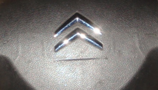 Логотип Citroen на руле