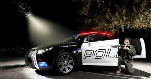 Новая модель E7 от Carbon Motors. Колесная база автомобиля больше чем у текущих текущие полицейские автомобили Ford Crown Victoria и Dodge Charger сантиметров на двадцать. Машина оснащается 6-цилиндровым двигателем от BMW. В настоящее время американские власти заказали 10 000 экземпляров новой модели. К 2012 году они сменят собой текущие образцы полицейского парка.
