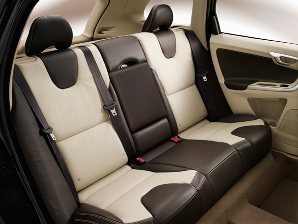 Изгиб края подушки заднего сиденья предлагает более удобную форму для посадки в автомобиль. Задние сиденья немного возвышаются над передними, предоставляя пассажирам хороший обзор.