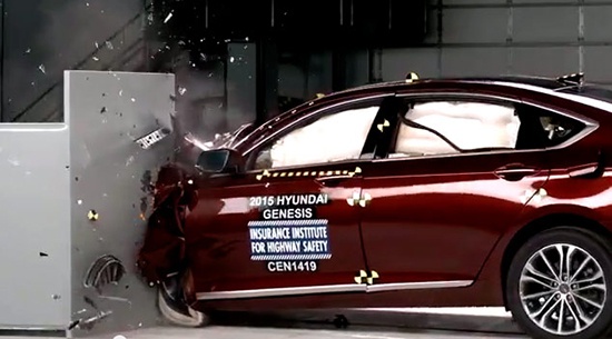Hyundai Genesis разбили по высшему разряду