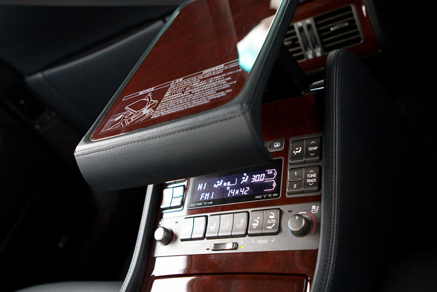 Lexus LS - машина для пассажира. Преимущественно - заднего правого... 