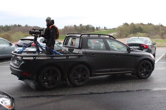 Volvo XC60 получил шесть колес
