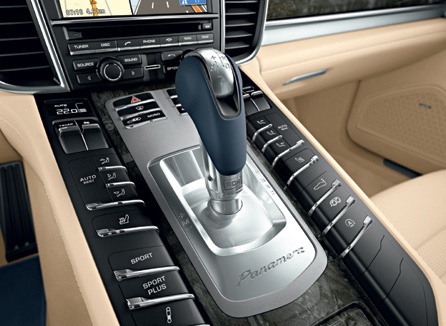 Россыпь кнопок… Каждой сервисной функции присвоена своя. Porsche не захотели изменять традициям и идти по пути BMW или Audi, разрабатывая систему с единым джойстиком…