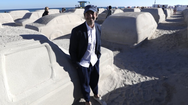 В Майами создали огромную автомобильную пробку из песка