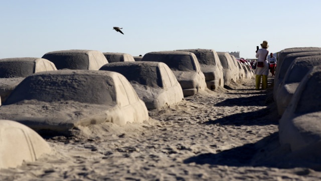 В Майами создали огромную автомобильную пробку из песка