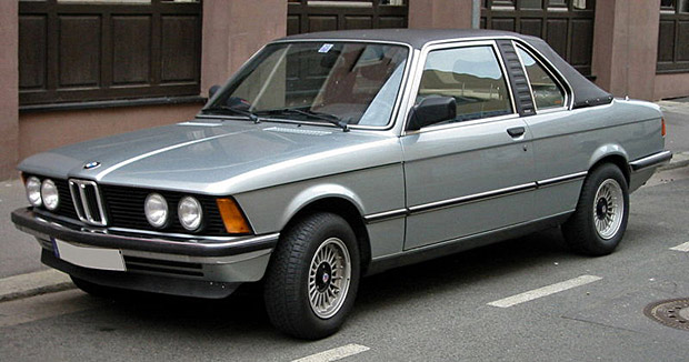 BMW E21 была первенцем в этом ряду моделей. Выпуск модели начат 2 мая 1975 года (в США — в 1977 году). Завершён — в 1983 году. Машина пришла на смену BMW 2002 и выпускалась в виде 2-дверного седана и топкабриолета, разработанного кузовной фирмой Baur