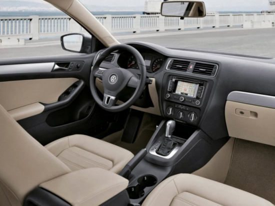 В интерьере Volkswagen Jetta VI устранены недостатки, присущие нынешнему поколению седана.