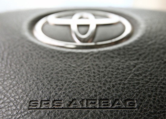 Toyota вновь отзывает из-за подушек