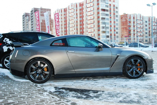 В России начались официальные продажи спорт-кара Nissan GTR