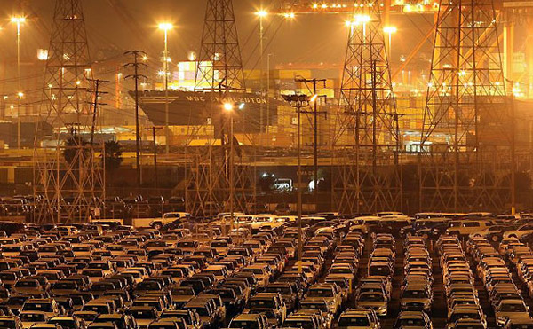 Toyota. Новоиспеченные автомобили ждут своего импорта, занимая драгоценное место на Лонг-Бич в Калифорнии площадью в 150 акров. 