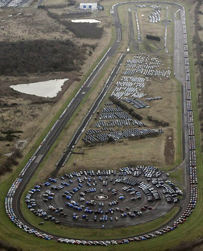 Nissan. Тысячи нераспроданных авто бездыханно пылятся на испытательном треке недалеко от завода в Сандерланде. Складов уже не хватает.