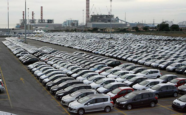 Peugeot. Французские автомобили ждут отправки итальянским дилерам в порту Чивитавеккья.