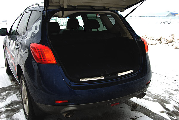 Багажник невелик - конкуренции с Nissan X-Trail по объему загрузки не выдерживает. Впрочем, на Murano едва ли возят рассаду на дачу.