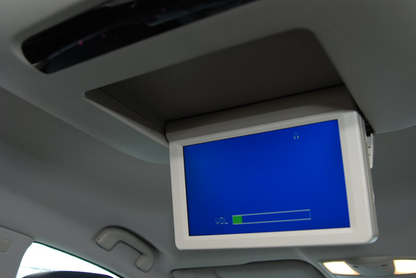 Монитор DVD для задних пассажиров - опция.
