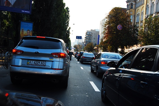 Пробки в час-пик в центре Киева - обычное дело, даже летом. Тем не менее, автомобилей в украинской столице не так много, как в российской.