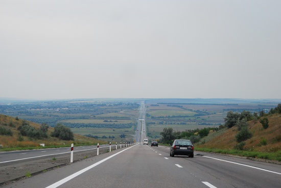 Украинская автомагистраль: прямая и ровная. Ограничение скорости - 110, фактически - 130 км/ч. Основная причина ДТП - водители засыпают за рулем. Всю Украину с севера на юг можно проехать за 5 часов.