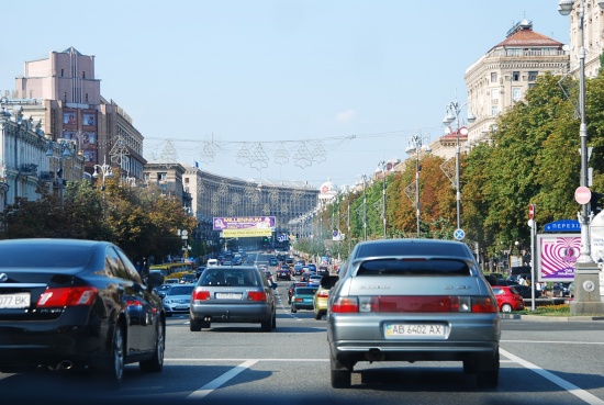 По выходным главная улица Киева - Крещатик - закрывается для движения и становится пешеходной.