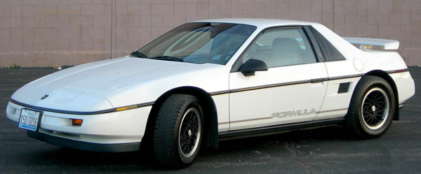 Pontiac Fiero 1984 года выпуска. Гоночный автомобиль нового времени.