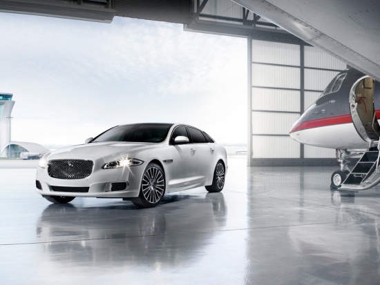 Jaguar представил в Пекине cамый роскошный XJ и два новых мотора