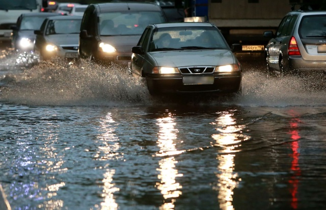 Как еще не следует управлять автомобилем во время дождя?