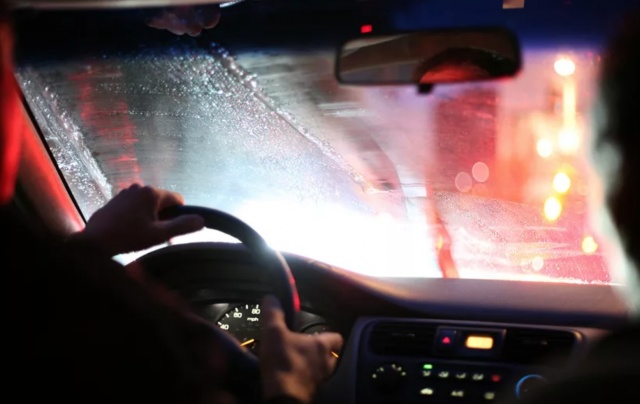 Как еще не следует управлять автомобилем во время дождя?