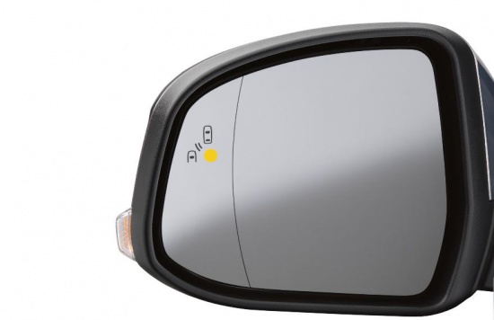 Система мониторинга слепых зон BLIS (опция за 21 000 рублей) предупреждает водителя с помощью светового сигнала, встроенного в боковые зеркала, если в «слепой» зоне обзора оказывается другой автомобиль.