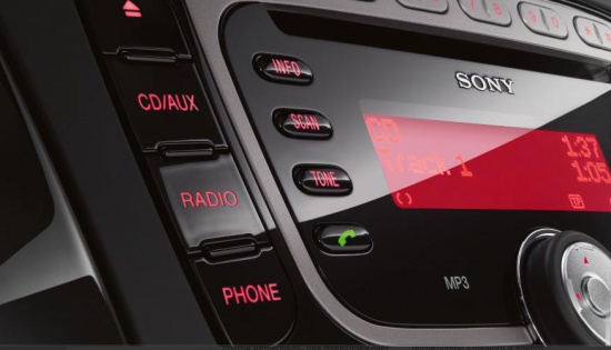 Все обновленные Ford Mondeo по умолчанию оснащены магнитолой, способной читать файлы формата mp3. Аудиосистему Sony с CD/MP3-проигрывателем и 8 динамиками премиум класса можно приобрести в качестве дополнительной опции за 14 000 рублей. 