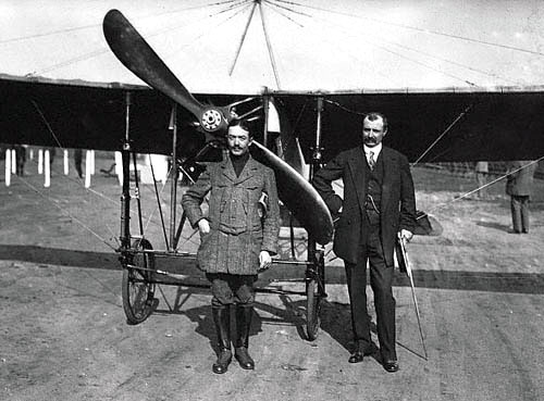 Адольф Пегу рядом со своим самолетом (фотография 1913 г.)
