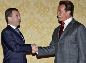 Медведев покатал Шварценеггера на своей “Чайке”